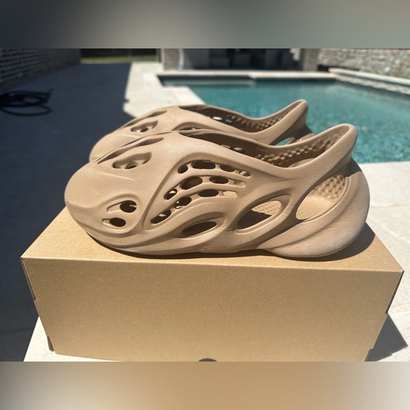 Yeezy Foam Runner ‘Clay Stone’ - Picture 5 of 13